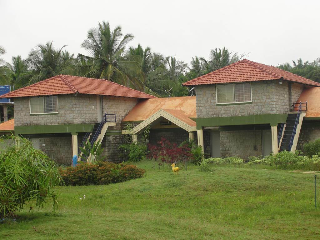 Stay Simple Riverdale Resort Hassan Bagian luar foto